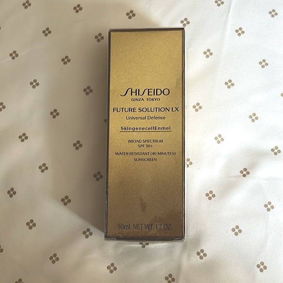 COPY - New in Box Shiseido Future Solution LX Universal Defense 50ml SPF 50+ - Picture 2 of 7